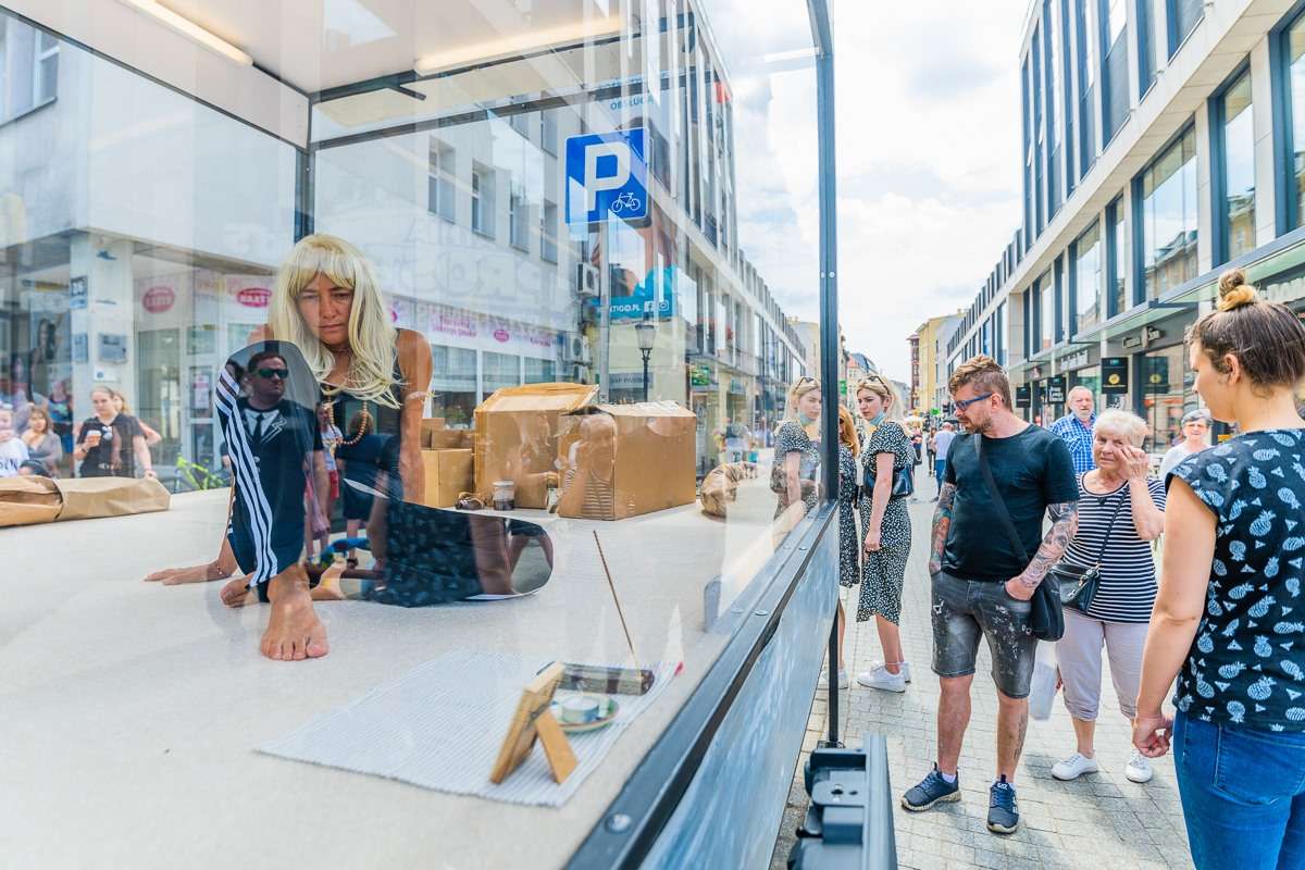 Polska aktorka zamknęła się na dobę w szklanej klatce w centrum Poznania