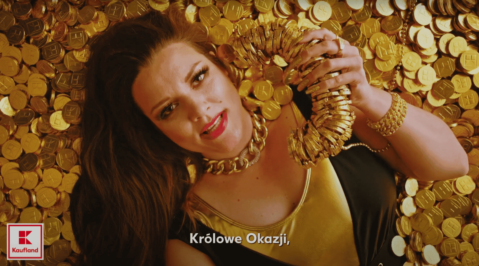 W nowym spocie popularnego marketu Królowa Okazji rapuje o tym, jak mało zapłaciła
