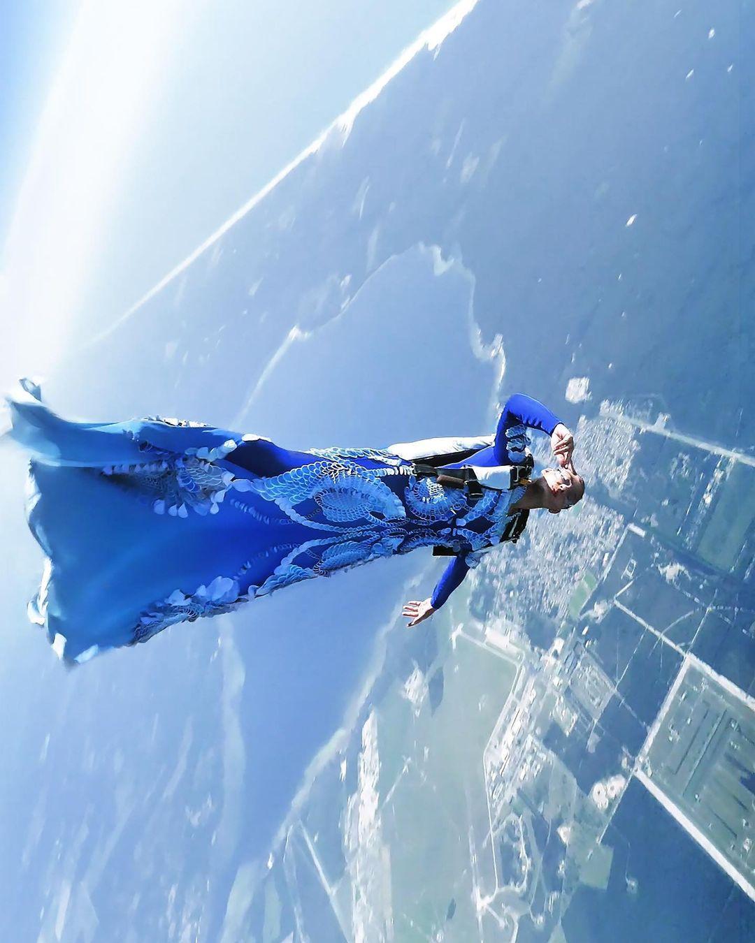 Iris van Herpen w najnowszym pokazie patrzy z góry na naszą planetę