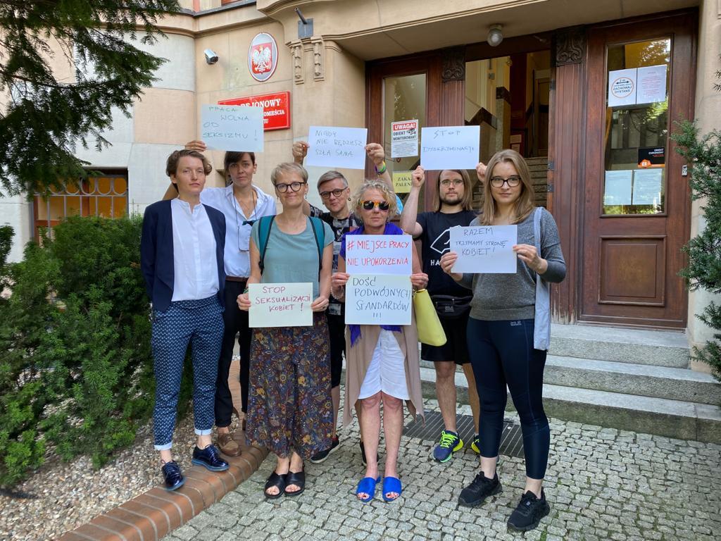 Zwalniamy za brak makijażu w pracy. Kobieta straciła pracę we wrocławskim kasynie