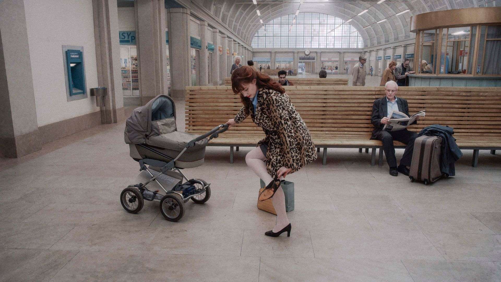 Refleksja nad życiem, jego pięknem i okrucieństwem. „O nieskończoności” Roya Anderssona wchodzi do kin