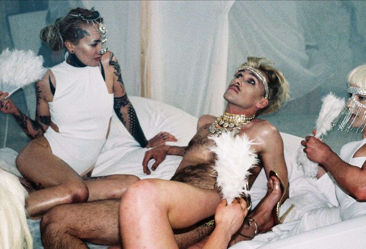 Brudny i niegrzeczny to mało powiedziane. Zobaczcie nowy teledysk polskiego artysty