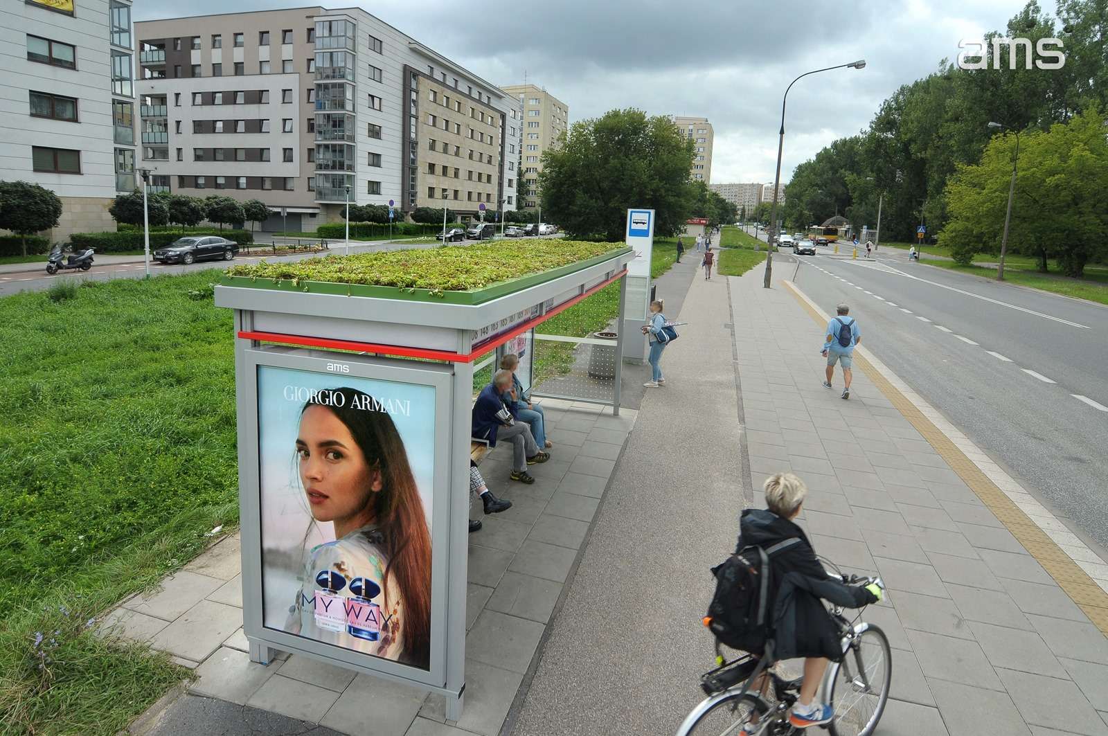 Kolejne ekologiczne wiaty na przystankach pojawiły się w Warszawie