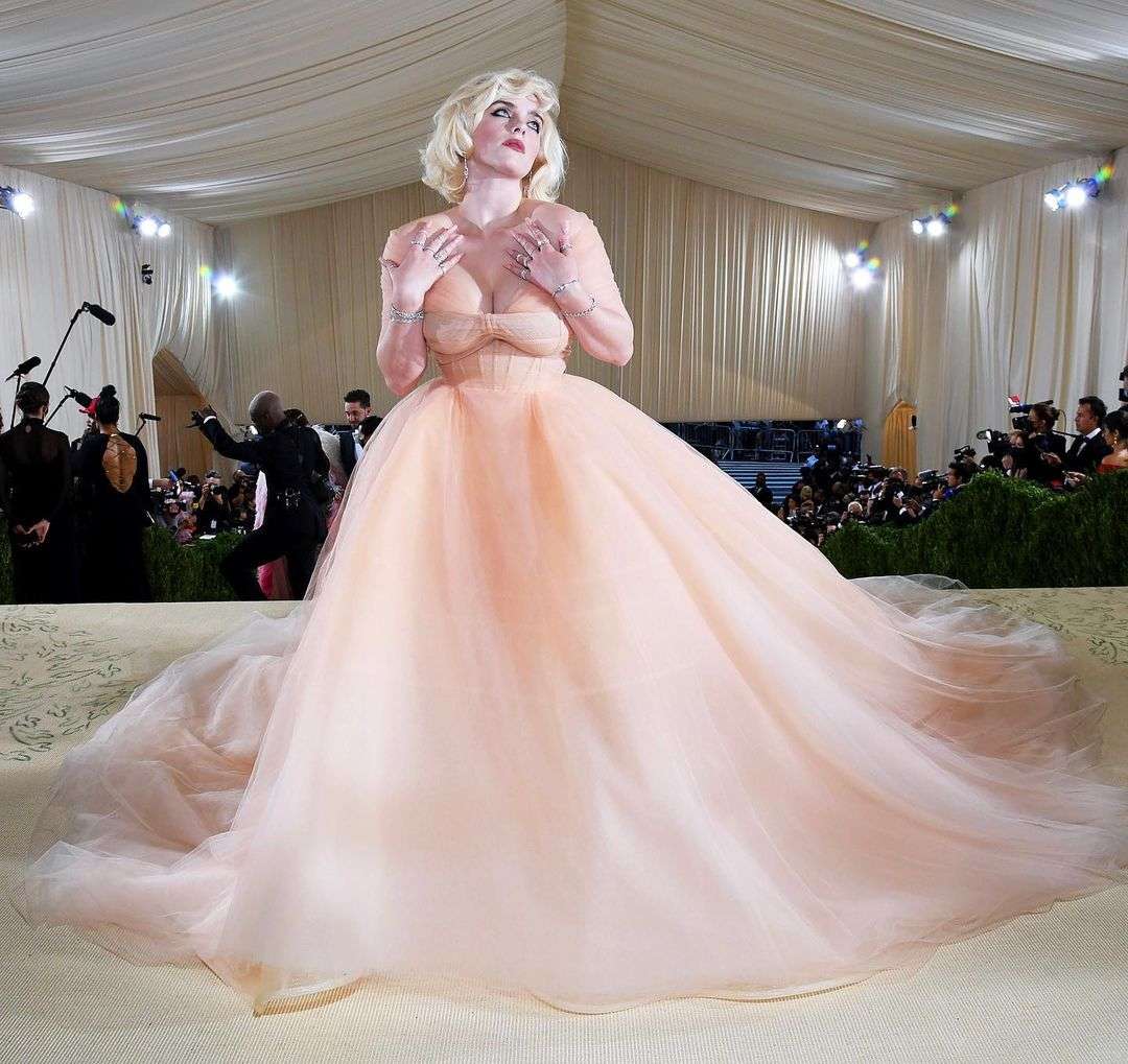 Oscar de la Renta przestanie używać naturalnego futra. Wszystko dzięki Billie Eilish