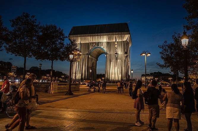Paryski Łuk Triumfalny został owinięty w hołdzie dla artysty Christo, który zawsze o tym marzył