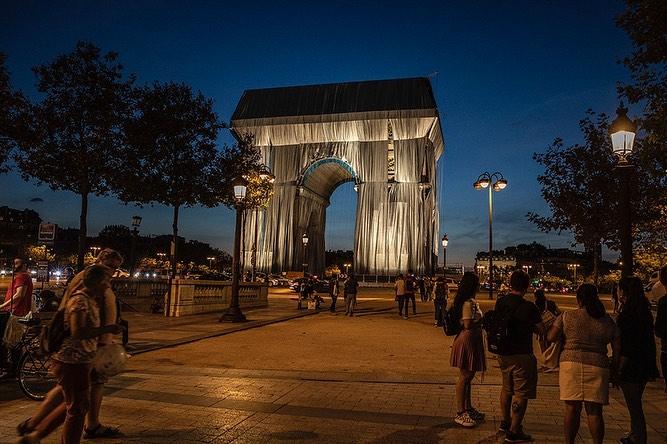 Paryski Łuk Triumfalny został owinięty w hołdzie dla artysty Christo, który zawsze o tym marzył