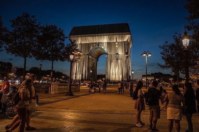 Paryski Łuk Triumfalny został owinięty w hołdzie dla artysty Christo, który zawsze o tym marzył