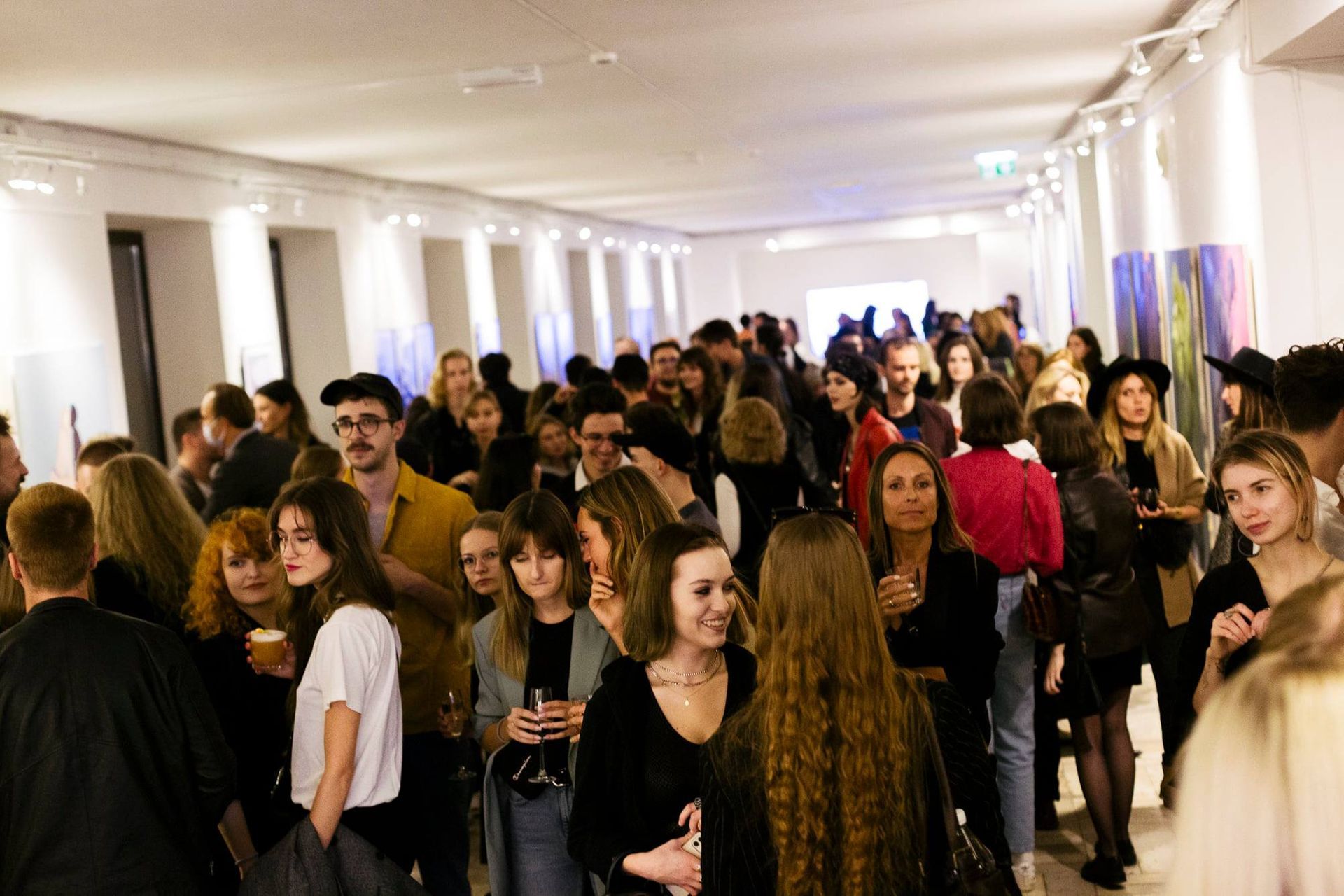 Filmowa relacja z drugiego wernisażu sztuki młodych artystów w K MAG ART SPOT. To była impreza!