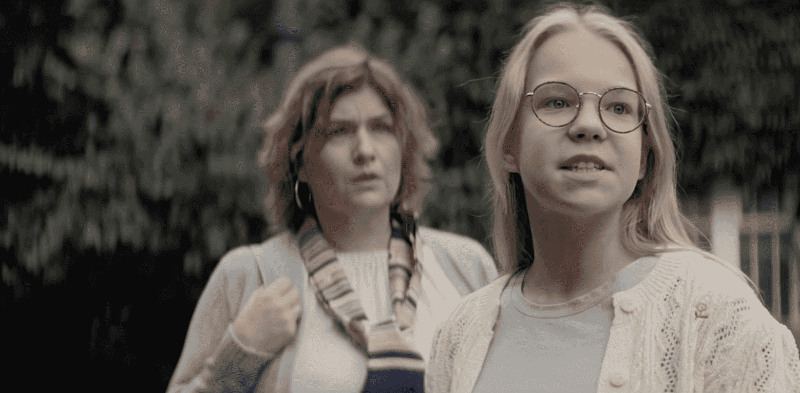 Uczennica zwraca się do pary nastolatek słowami Czarnka w mocnym spocie kampanii Wolna Szkoła