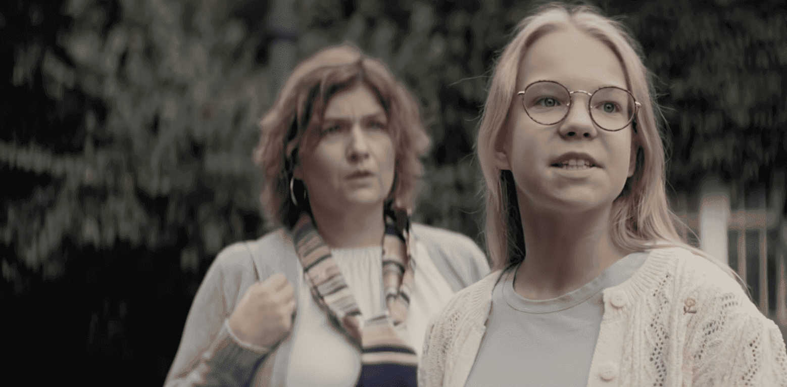 Uczennica zwraca się do pary nastolatek słowami Czarnka w mocnym spocie kampanii Wolna Szkoła