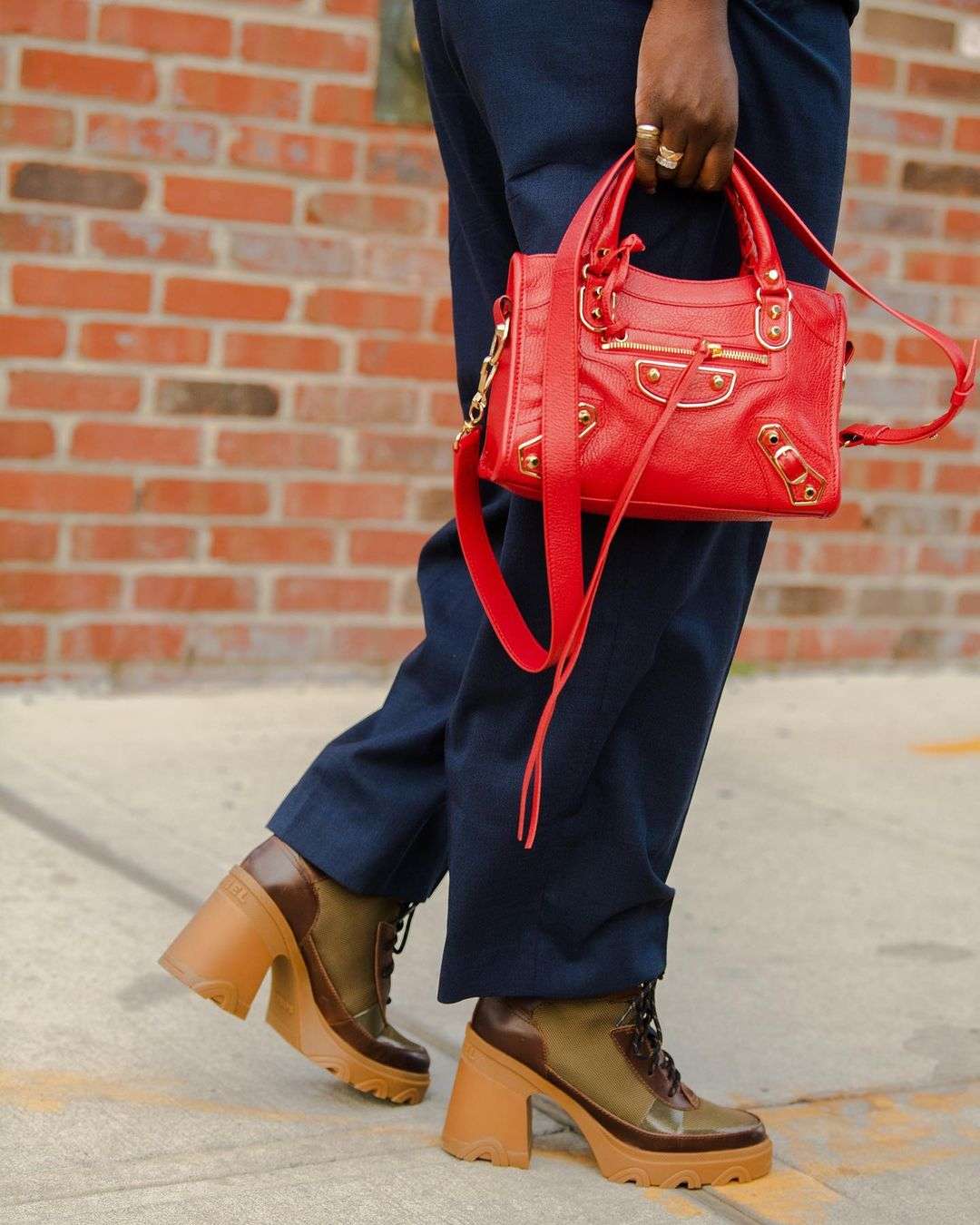 Początek tysiąclecia właśnie powrócił dzięki ikonicznej torbie Balenciagi