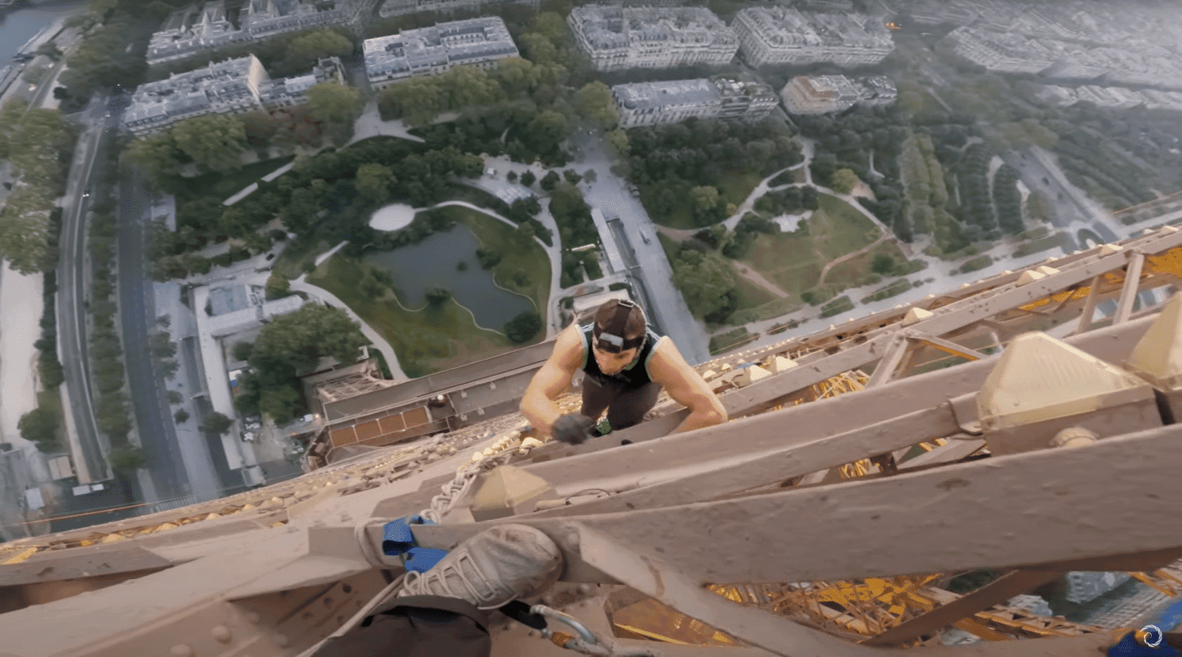 Polak wspiął się na Wieżę Eiffla, i to bez zabezpieczeń. Możecie zobaczyć, o ile macie mocne nerwy