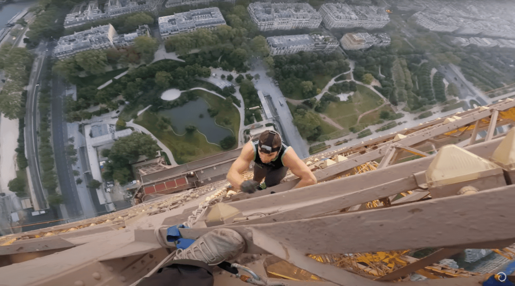 Polak wspiął się na Wieżę Eiffla, i to bez zabezpieczeń. Możecie zobaczyć, o ile macie mocne nerwy