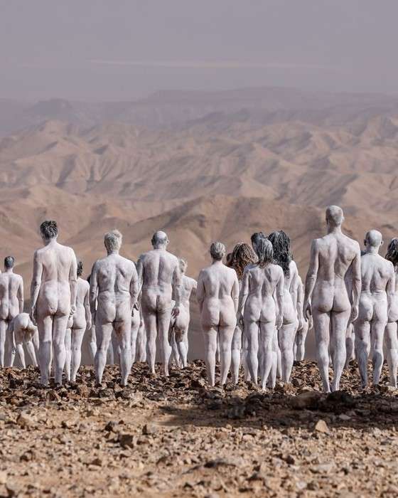 Setki osób stanęły nago nad Morzem Martwym, by zwrócić uwagę na skutki katastrofy klimatycznej