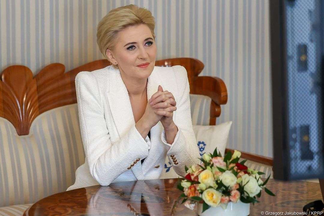 Piosenka kpiąca z Agaty Dudy hitem Internetu! Artystka wymownie skomentowała postawę Pierwszej Damy