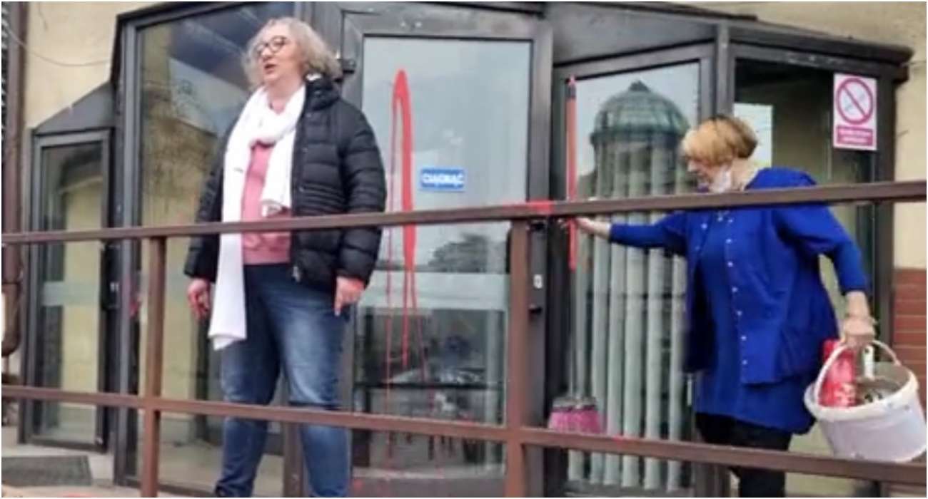 Liderka Strajku Kobiet rozlała farbę przed siedzibą PiS i... pokłóciła się ze sprzątaczką