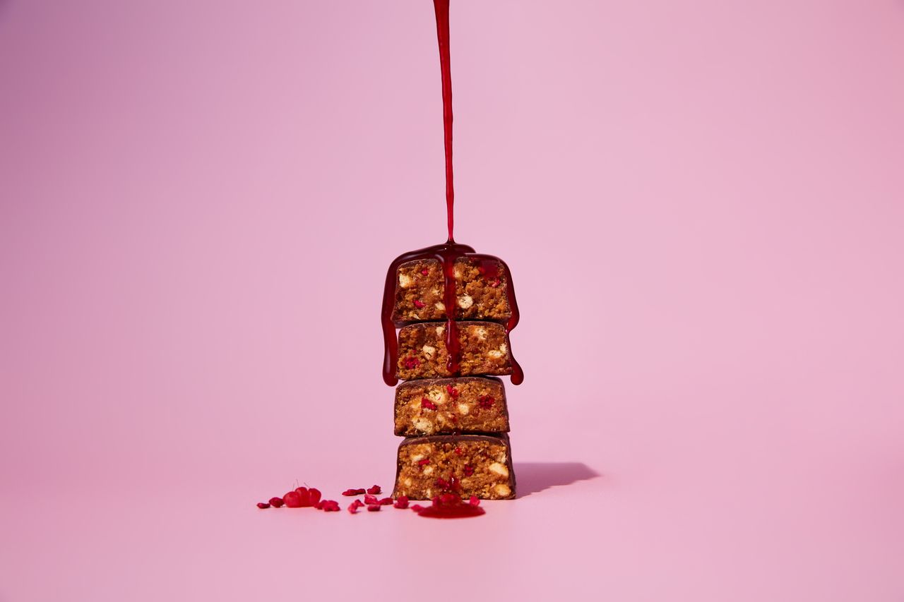 Pełnowartościowe i niskocukrowe batony roślinne od Huel. Nowa, świetna przekąska