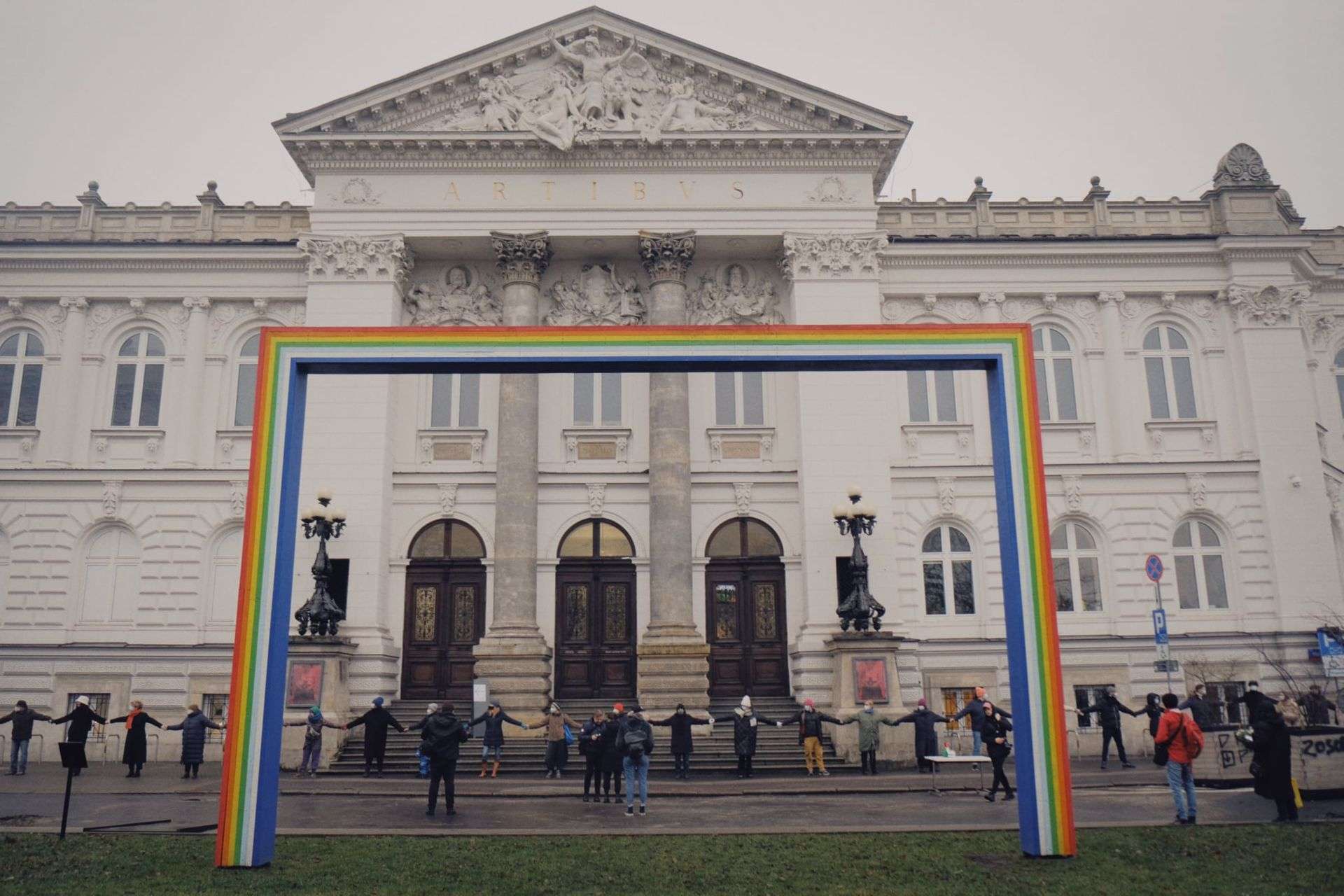 Zamach na Zachętę i objęcie Zachęty. Artyści i pracownicy stają w obronie galerii