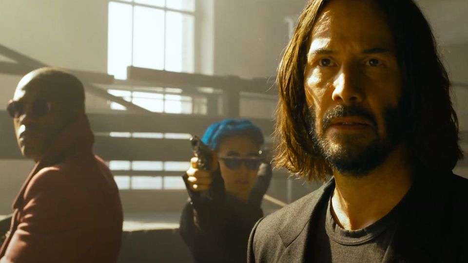 Keanu Reeves 20 razy wyskakiwał z wieżowca, by nakręcić scenę z nowego „Matrixa”