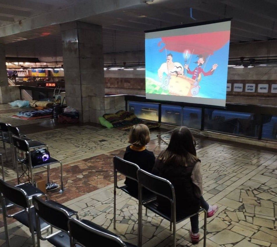 Na stacjach metra w Kijowie, które pełnią rolę schronów, będą wyświetlane ukraińskie filmy