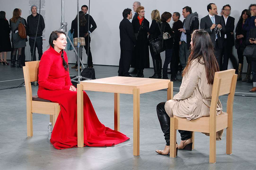 Marina Abramović powtórzy słynny performens „Artystka Obecna”, by wesprzeć Ukrainę