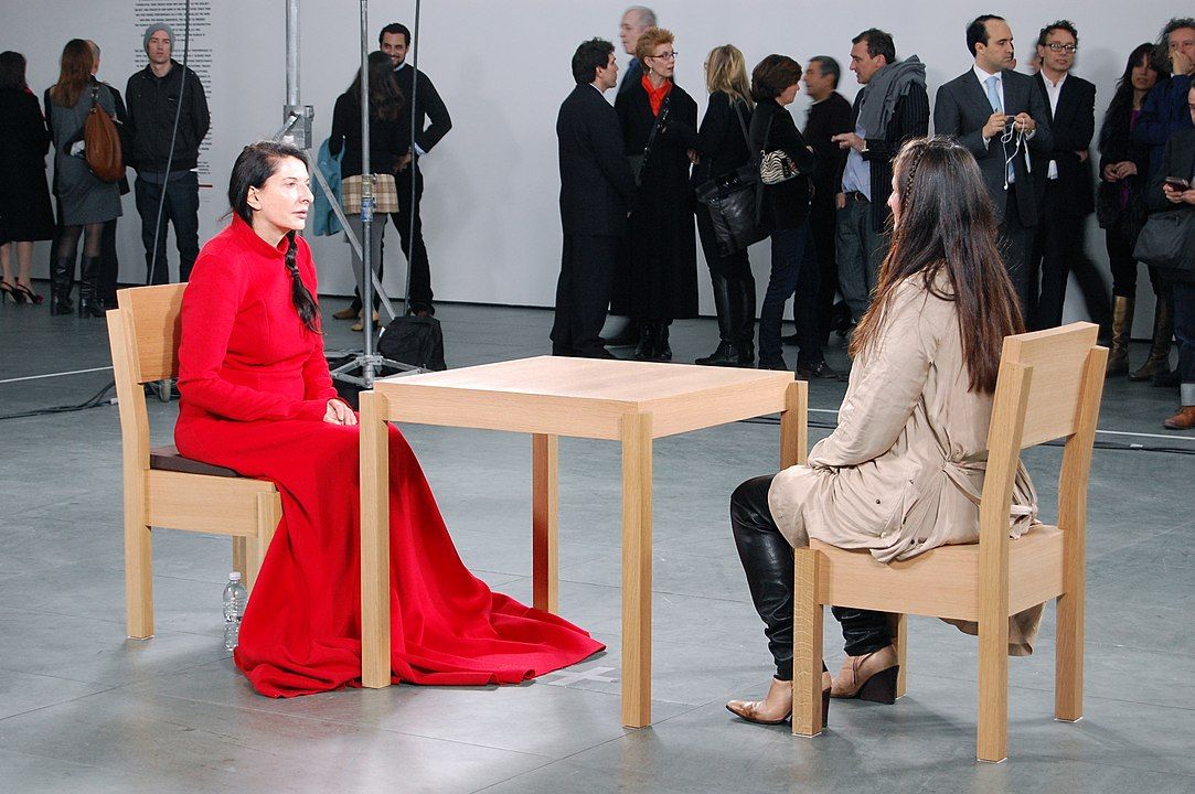 Marina Abramović powtórzy słynny performens „Artystka Obecna”, by wesprzeć Ukrainę