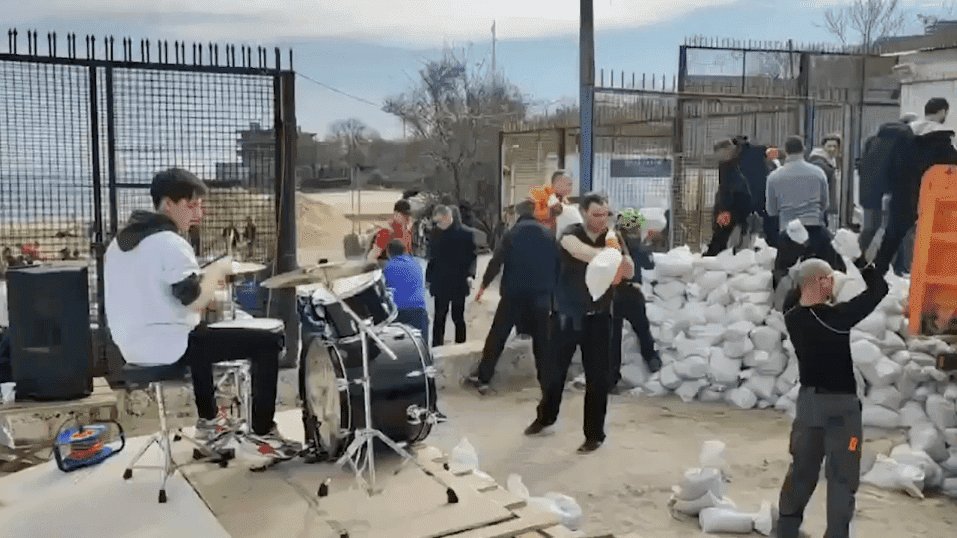 Mieszkańcy szykują się do obrony Odessy w rytm „It's My Life". Bon Jovi odpowiada