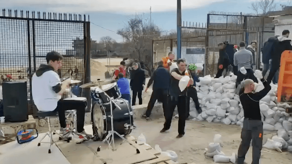 Mieszkańcy szykują się do obrony Odessy w rytm „It's My Life". Bon Jovi odpowiada