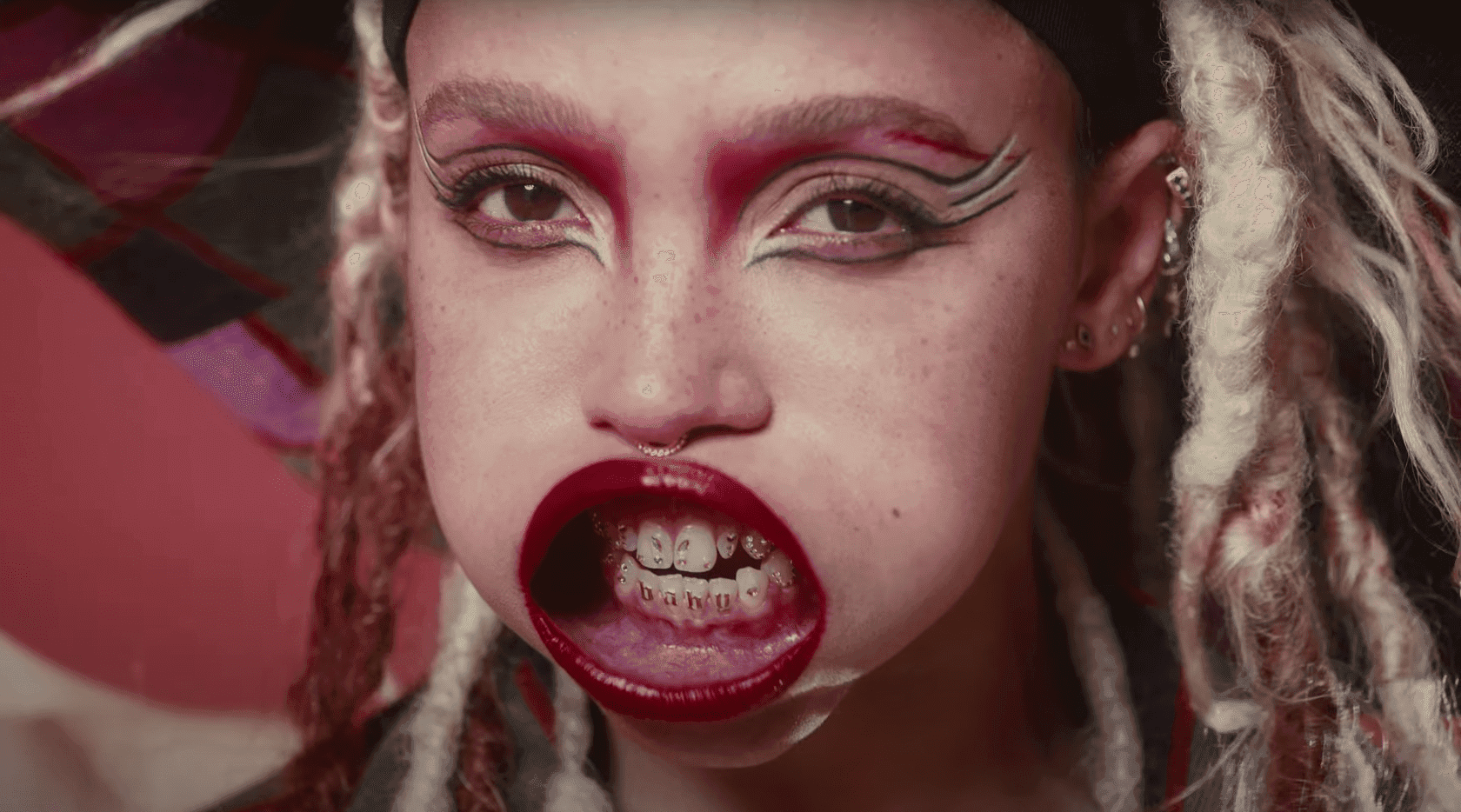 FKA twigs wyreżyserowała krótkometrażowy film i sama w nim zagrała. Zobaczcie, jak jej poszło!