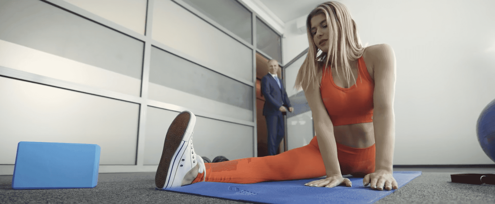 Absurdalna reklama biur podbija internet. Prezes niczym Bóg, tańce na rurze i szybki pilates