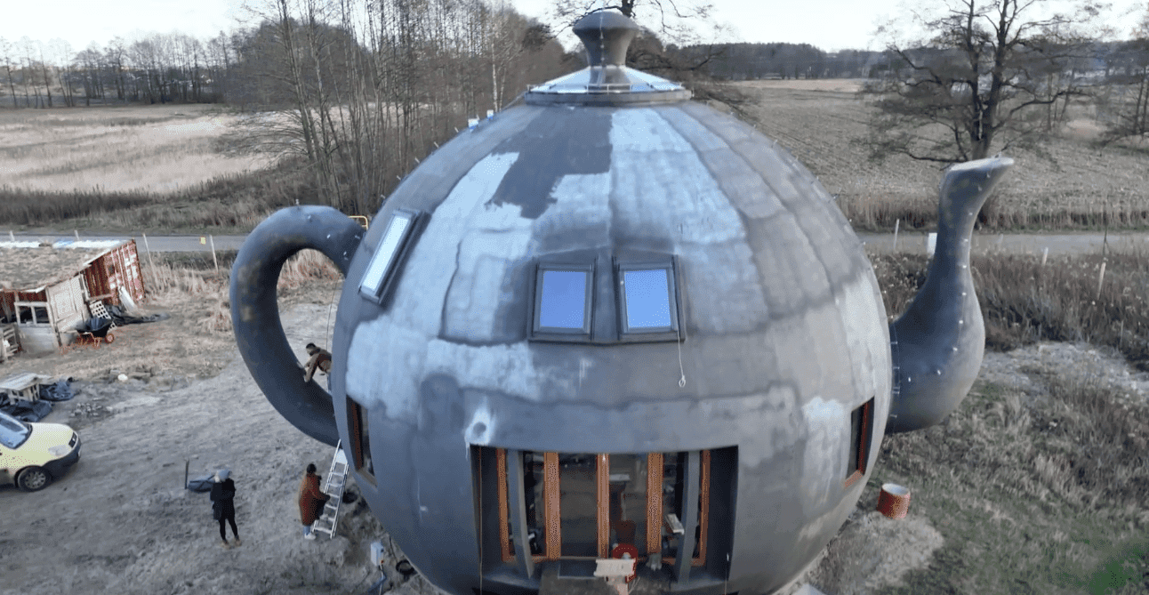 Dom-imbryk. Niedaleko Bydgoszczy powstaje dom rodem z „Alicji w Krainie Czarów"