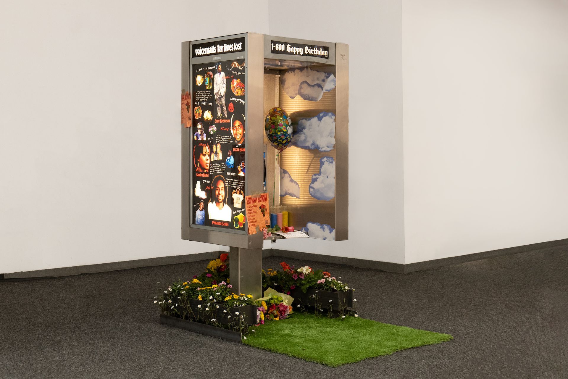 Na nowojorskich targach sztuki NADA postawiono budkę telefoniczną, która składa życzenia czarnoskórym osobom zabitym przez policję