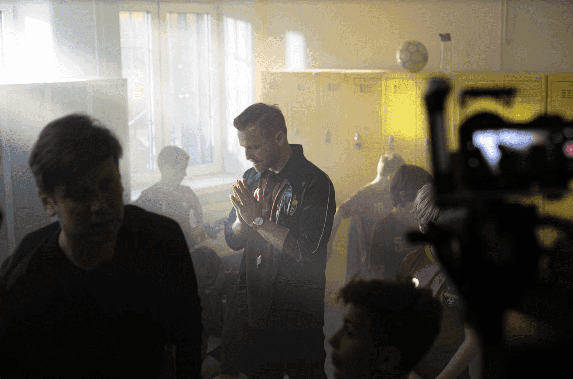 Mac Adamczak nakręcił miniserial smartfonem Xiaomi 12. W jednej z ról Krystian Wieczorek