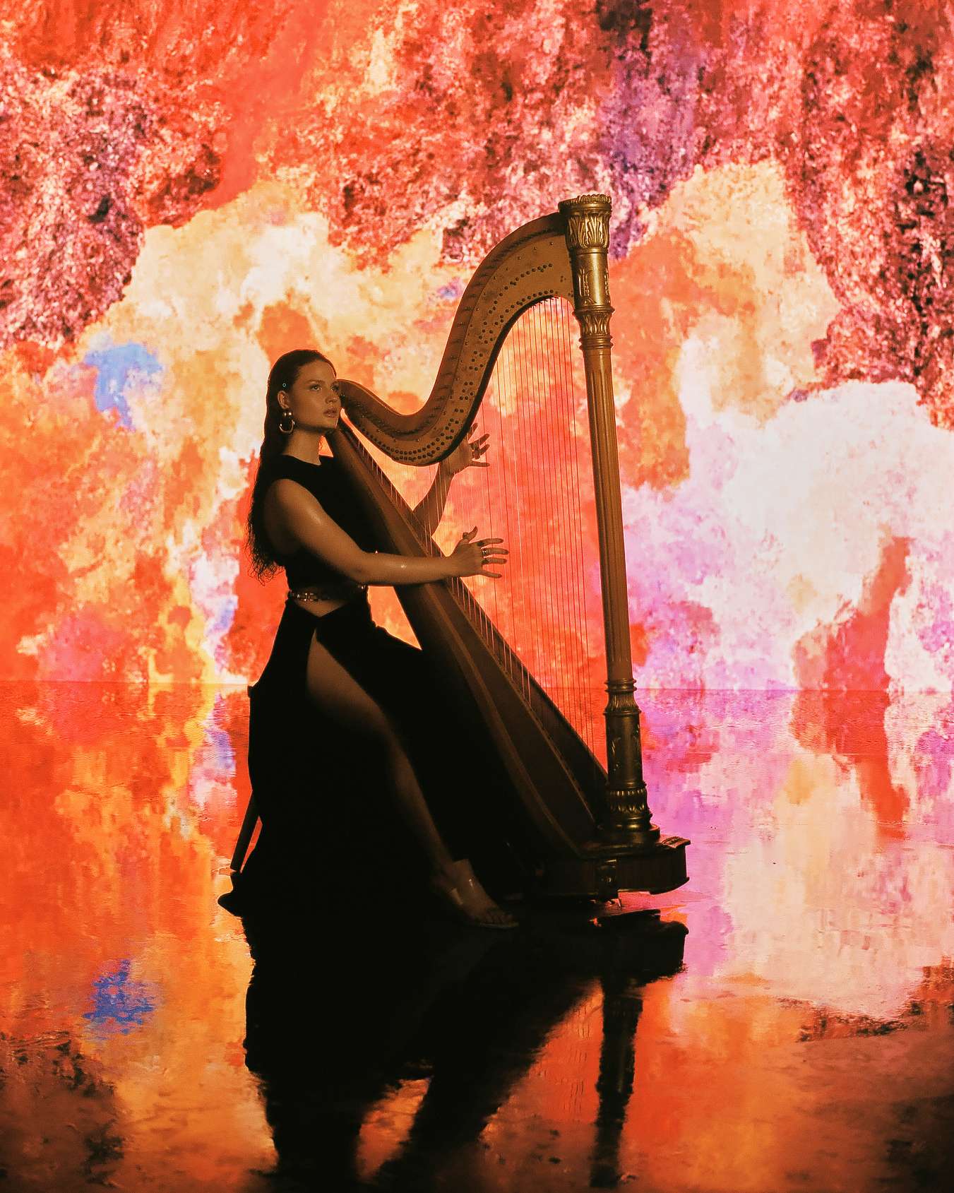 Ma starą duszę, ale TikTok ją uwielbia. Julia Rocka szuka „Balansu" w sensualnym klipie