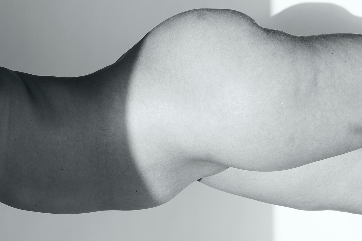 Seria zdjęć Lotte van Raalte celebruje kobiece ciało i wszelkie jego niuanse