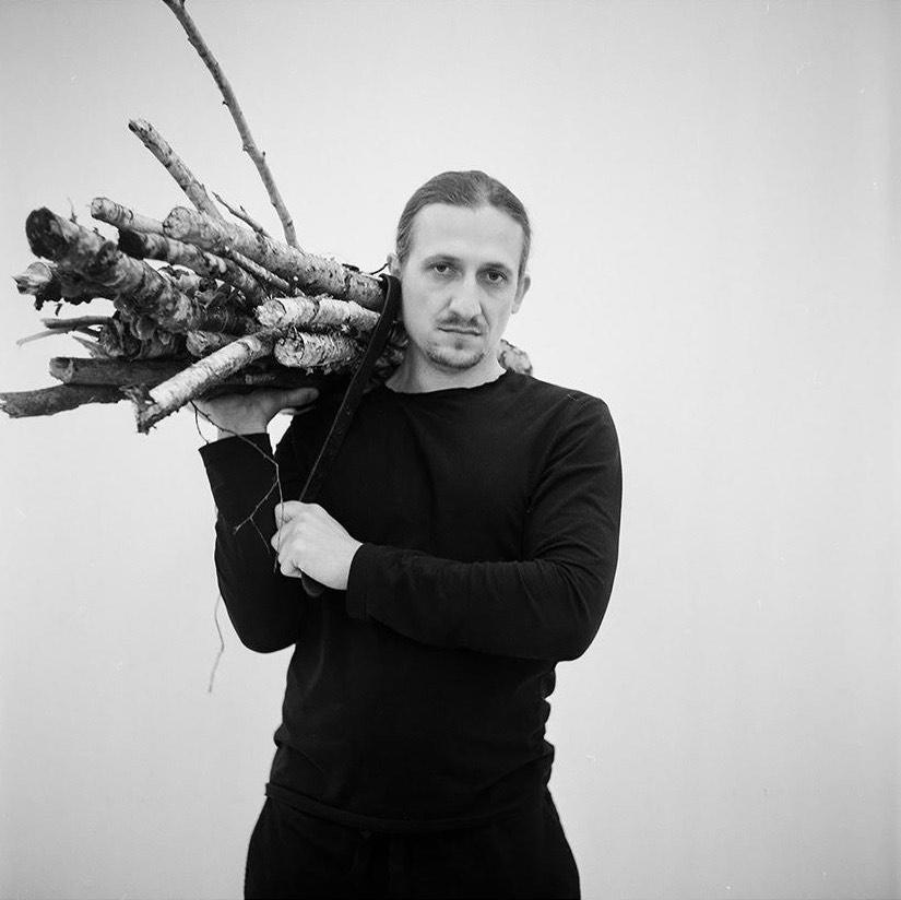 „Jako artysta najlepiej czuję się na ulicy”. Łukasz Surowiec sięga tam, gdzie nie radzą sobie politycy