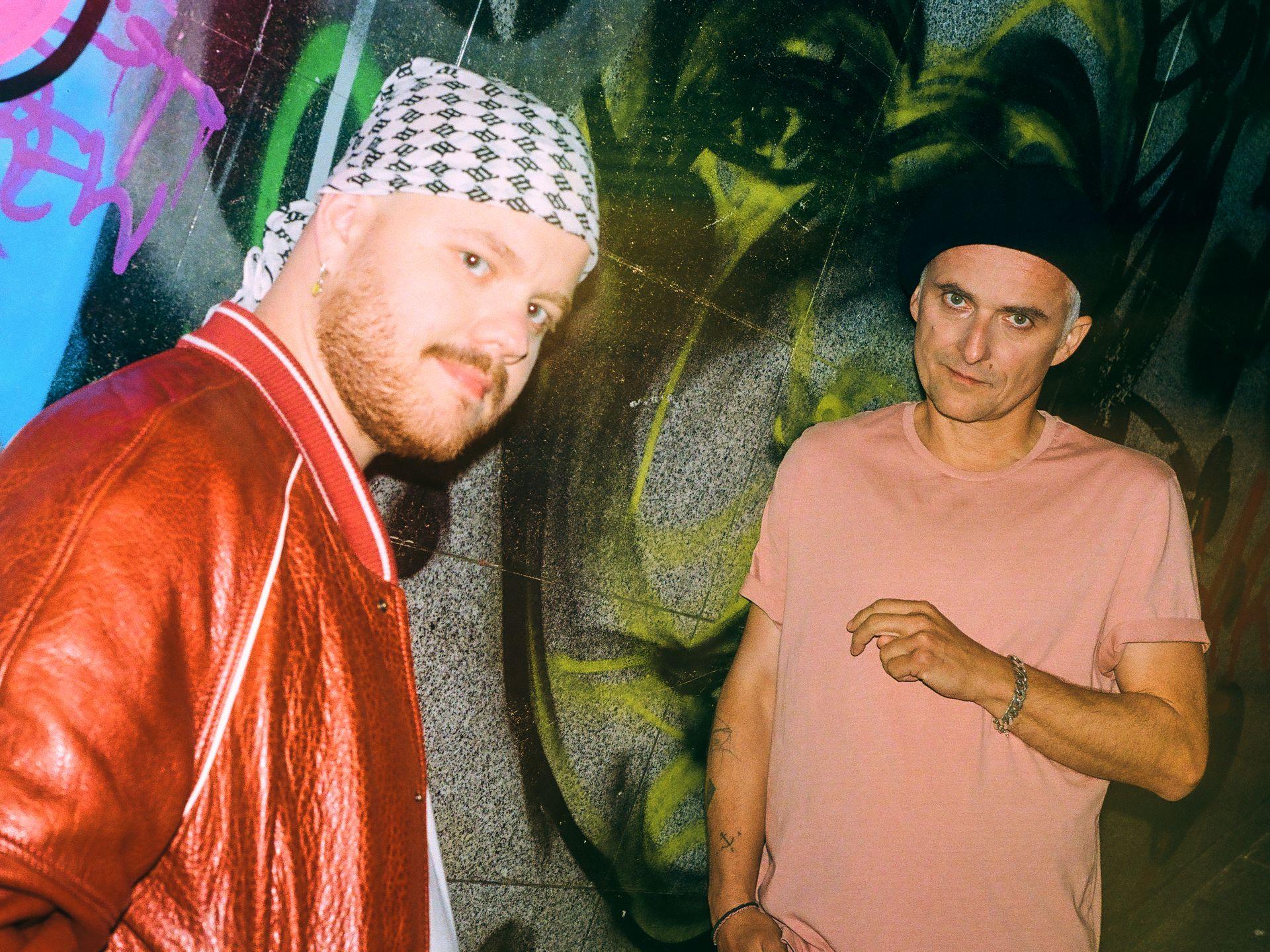 Artur Rojek współpracuje z producentami hip-hopowymi i powraca z nowym klipem do „Pustego”