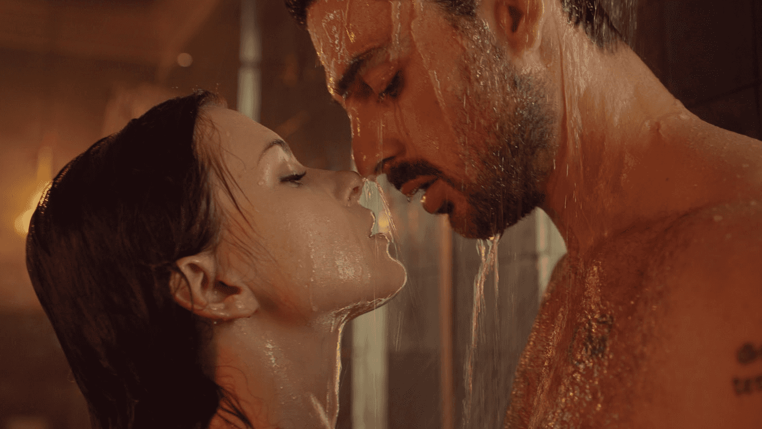 Cmentarny klimat, dwa skłócone gangi i słoneczna Sycylia w tle - to pierwsze 4 minuty "Kolejnych 365 dni”