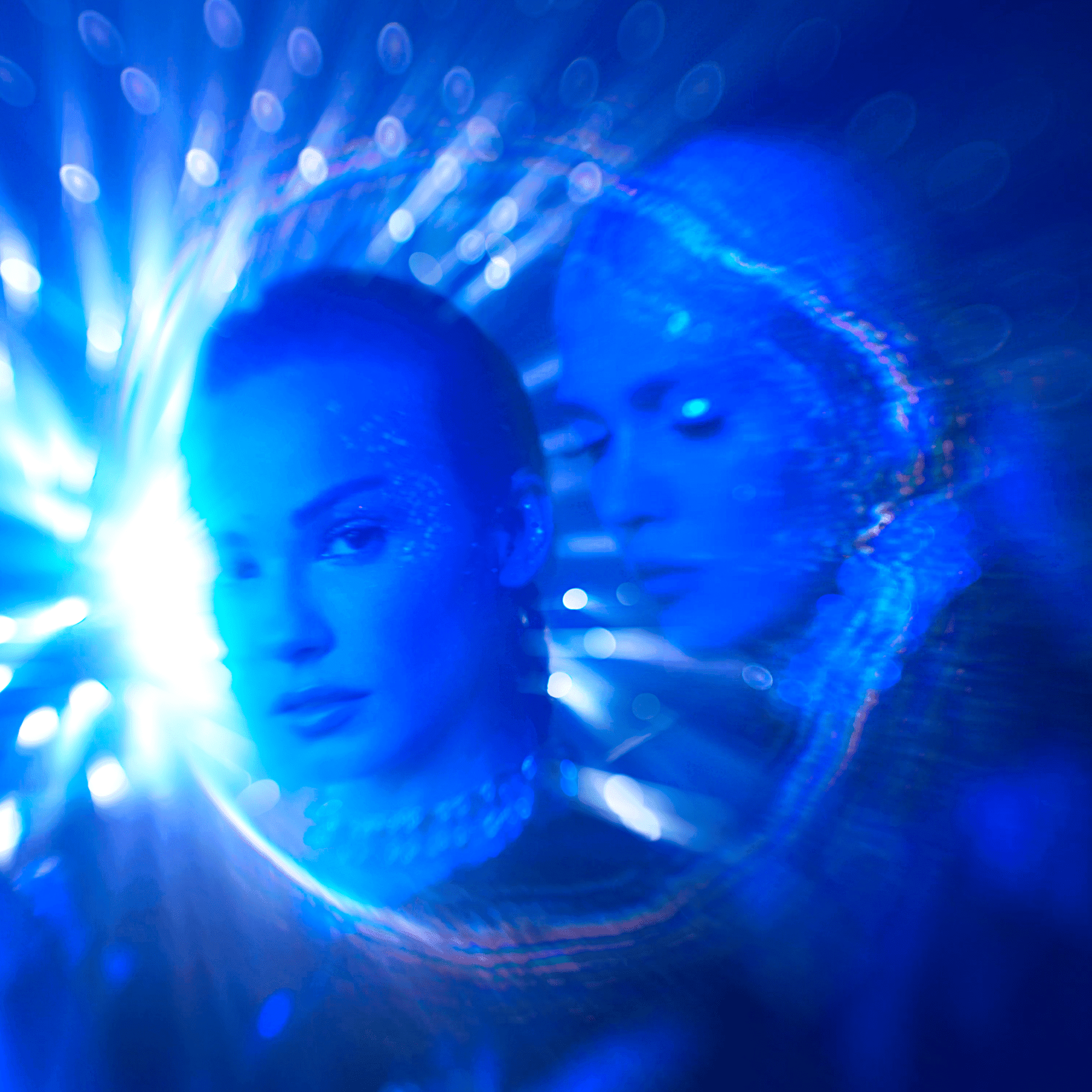 Brokatowa nostalgia. Natalia Szroeder i Daria Zawiałow prezentują euforyczny klip do wspólnego kawałka