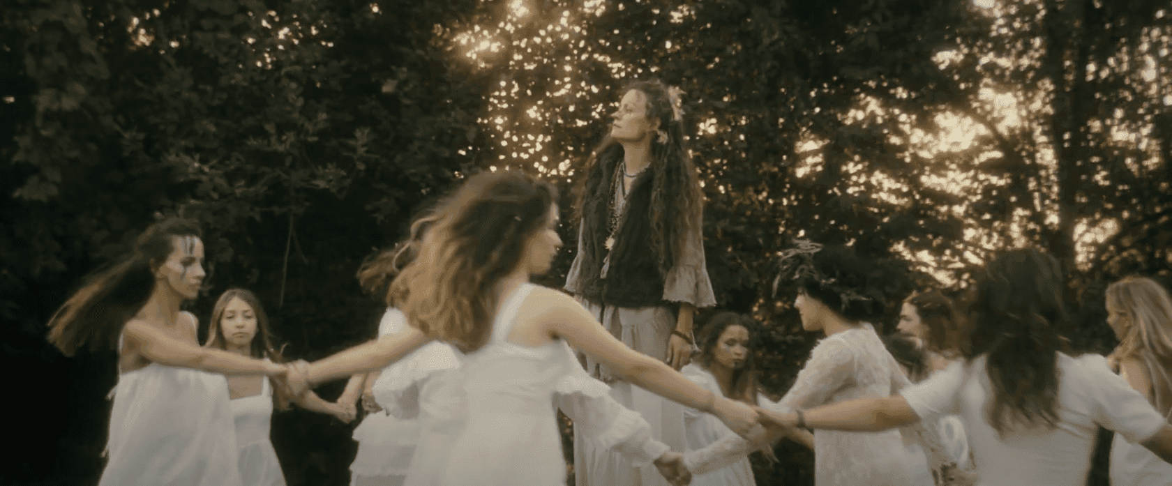 Dziewczyny z LOR składają hołd obrzędowości słowiańskiej w marzycielskim klipie