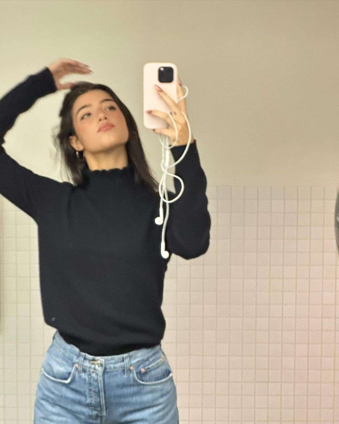 Słuchawki przewodowe: fashion statement Y2K czy ekonomiczna wygoda?