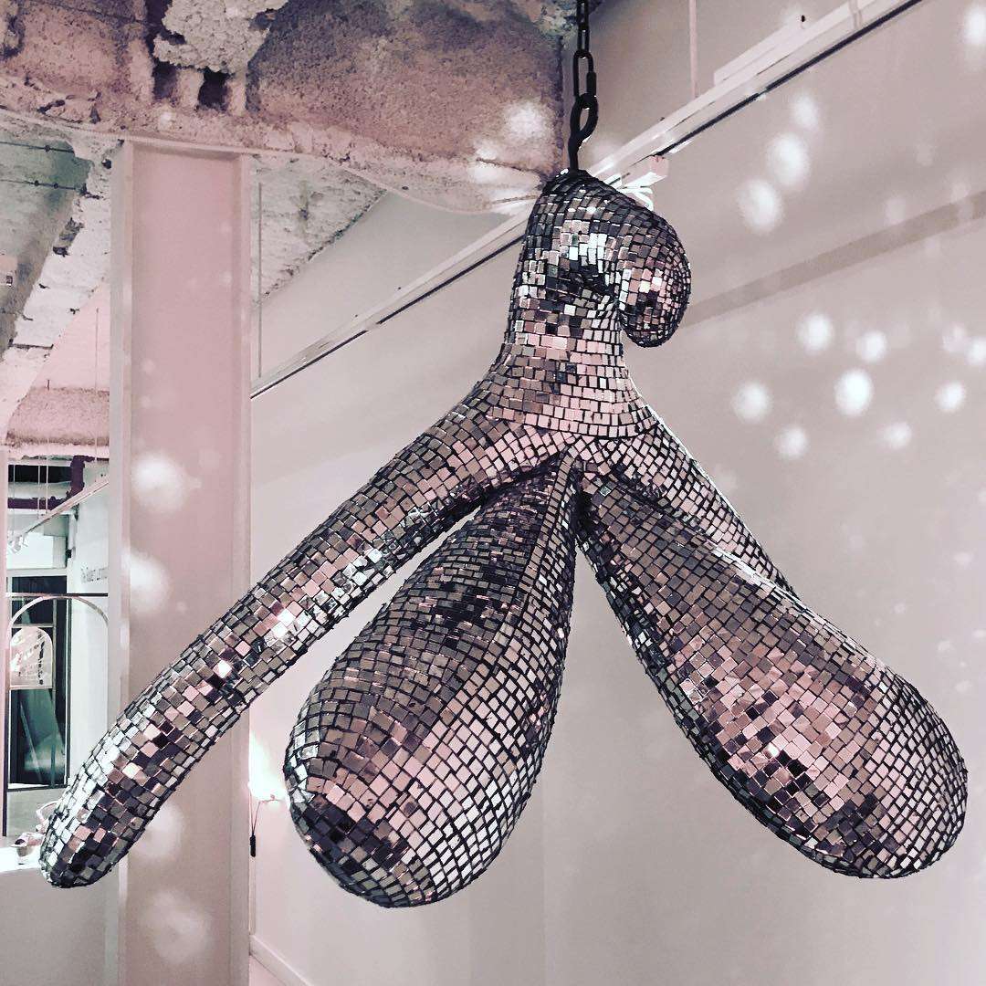 „Szkło jest queerowe. To idealne medium do mówienia o tożsamości”. O wystawie w BWA Wrocław Główny