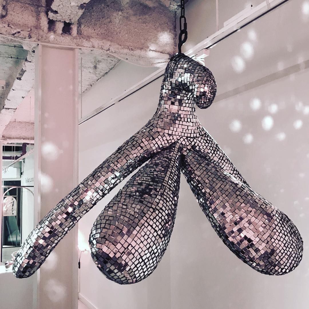 „Szkło jest queerowe. To idealne medium do mówienia o tożsamości”. O wystawie w BWA Wrocław Główny