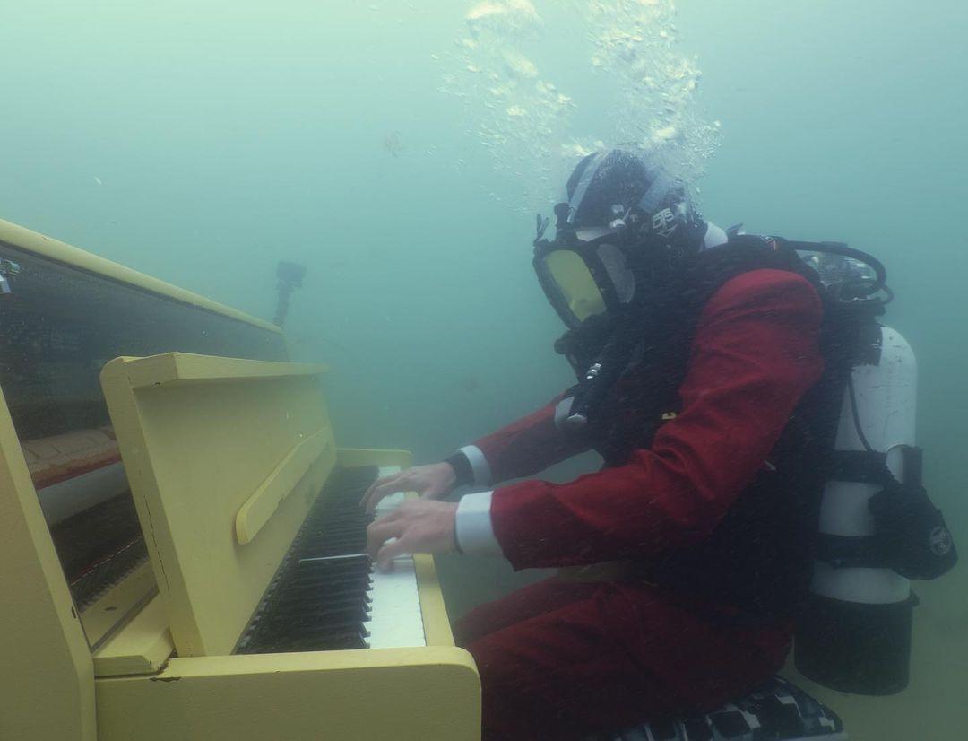 Youtuber zagrał piosenkę z „Małej Syrenki” na pianinie, które znajdowało się pod wodą