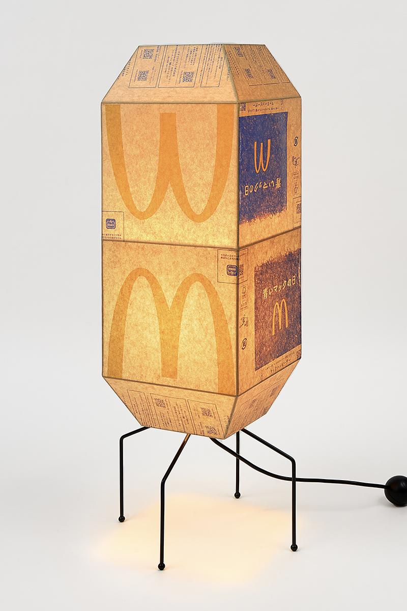 Tworzy klosze do lamp z papierowych toreb McDonald’s i meble z pudełek Nike