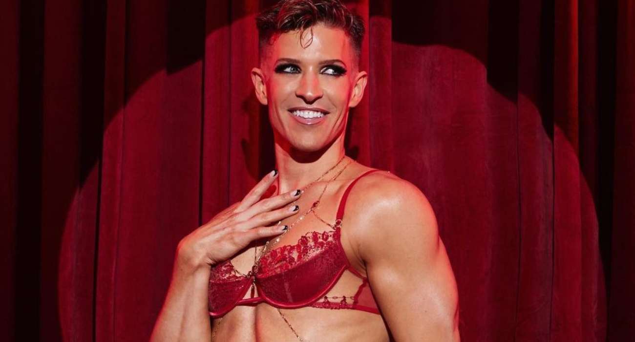 Niebinarny model w reklamie ekskluzywnej bielizny. W komentarzach hejt