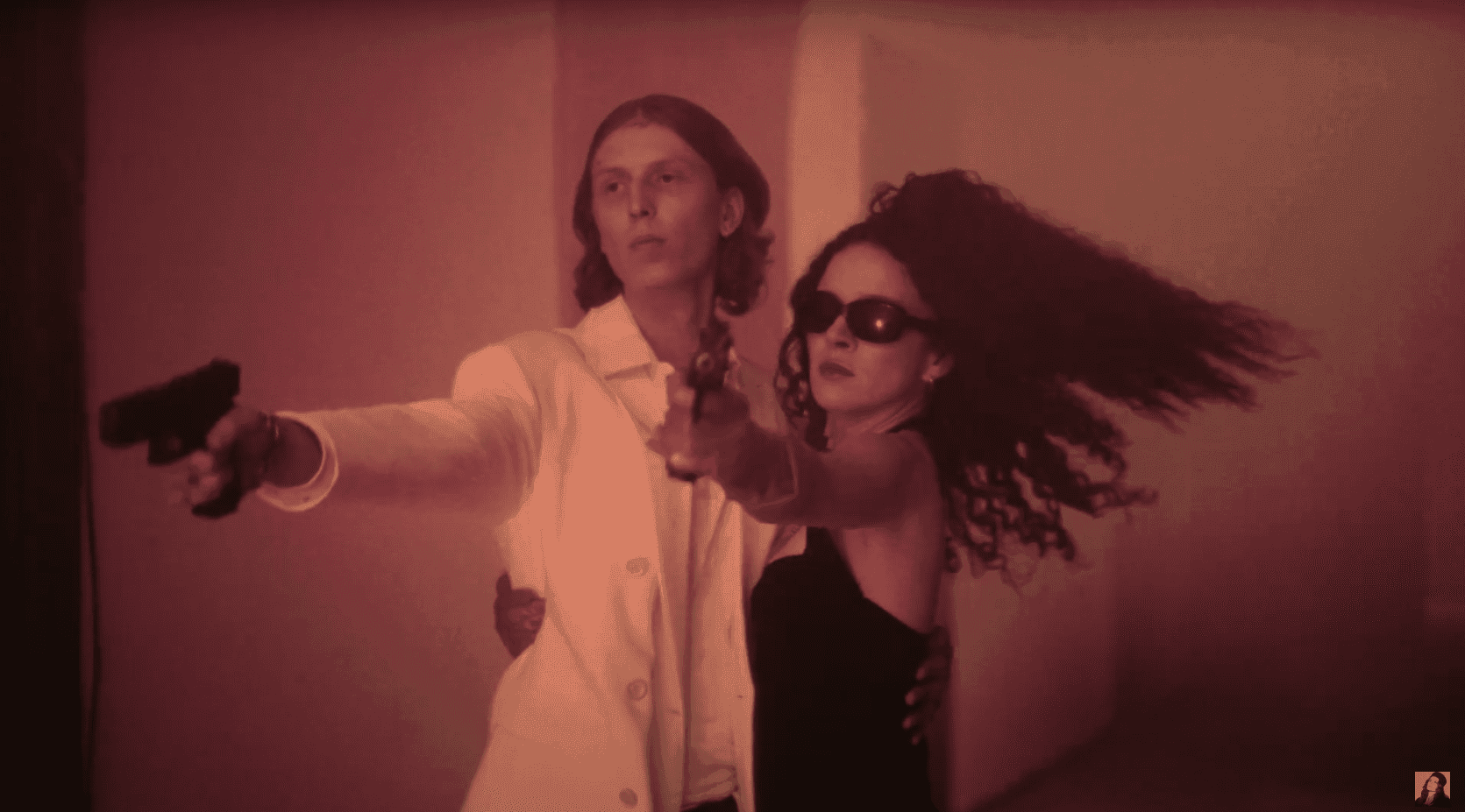 Kasia Lins i Szczyl niczym Bonnie i Clyde w widowiskowym klipie „Po trupach do Ciebie”