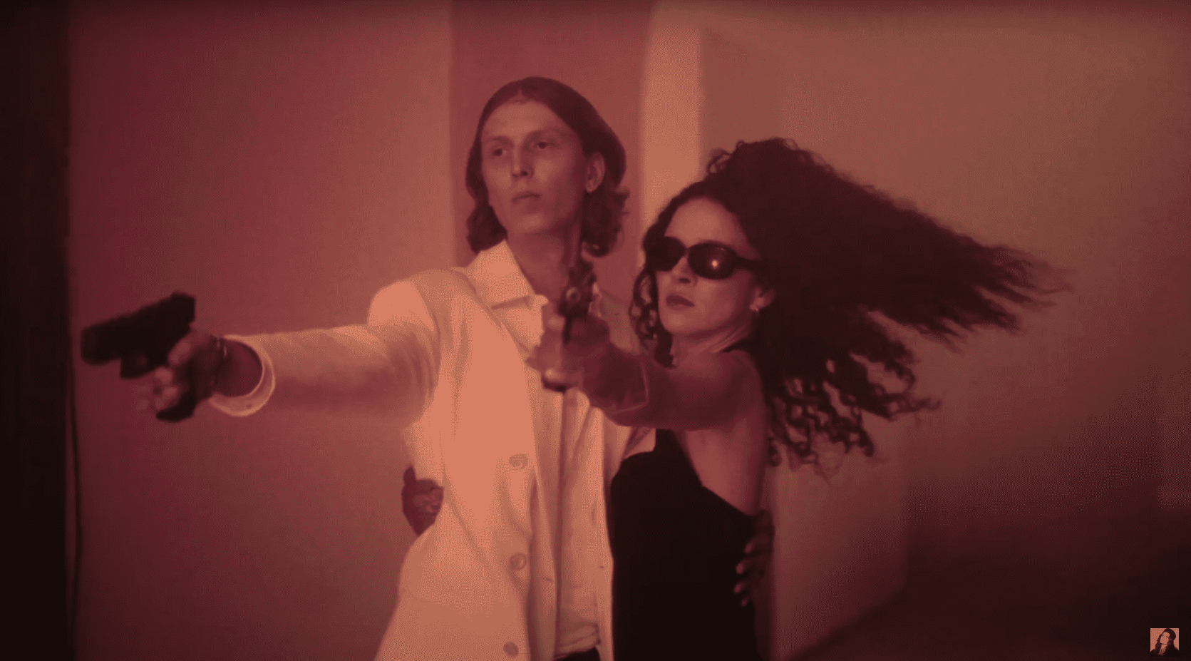 Kasia Lins i Szczyl niczym Bonnie i Clyde w widowiskowym klipie „Po trupach do Ciebie”