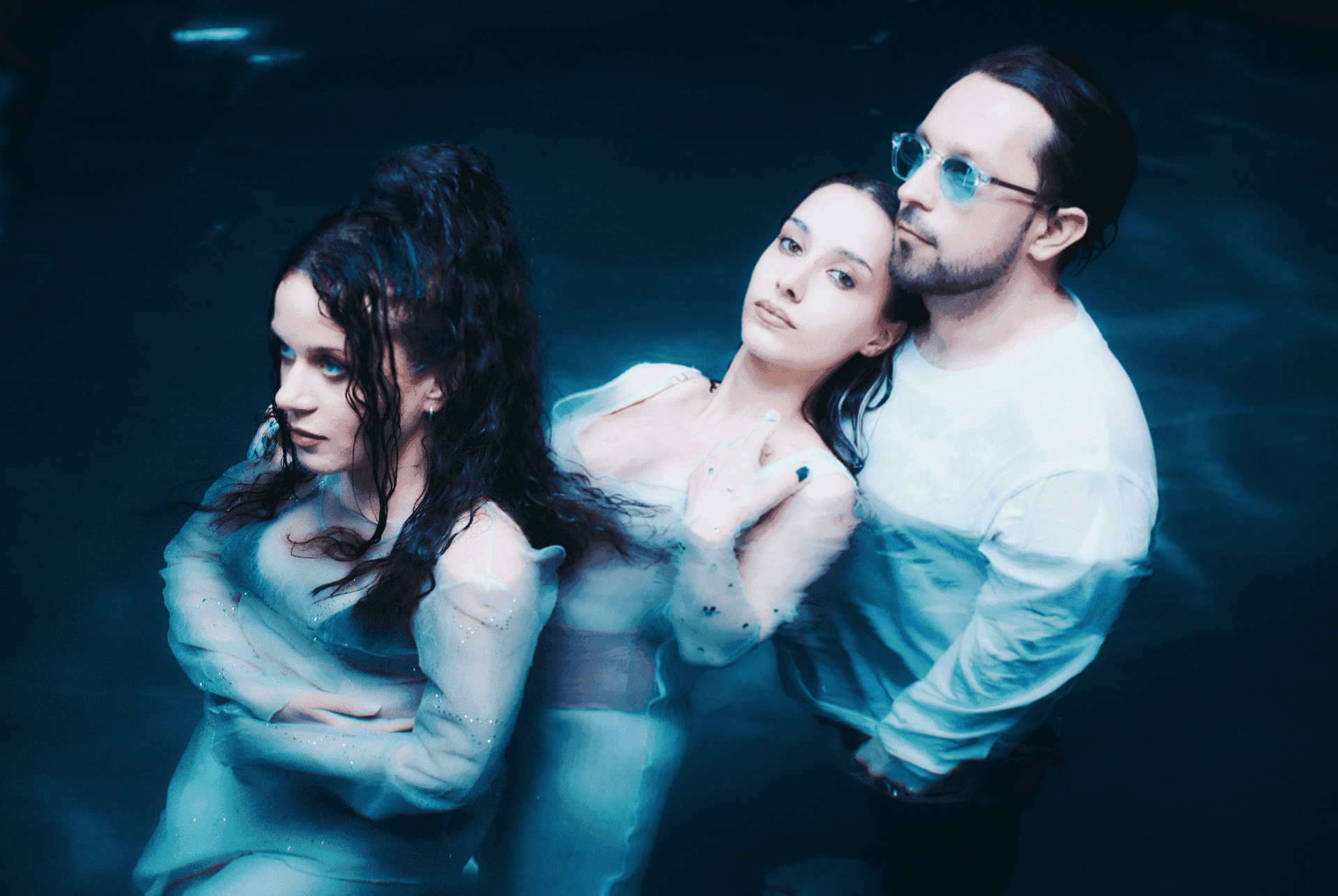 Ania Leon, Arek Kopera i Kasia Lins w mrocznym i sensualnym klipie do „Toniesz”