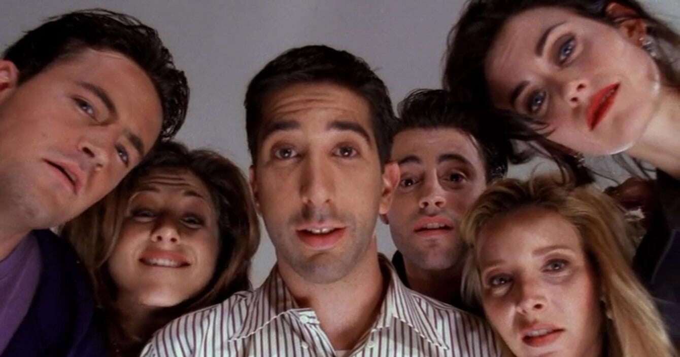 „Miła, ale nieszczególnie zabawna” – jedna z postaci serialu „Przyjaciele” niemal pożegnała się z pracą